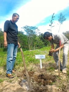 Penanaman pohon secara simbolik oleh Direktur Yayasan Javlec Indonesia di dampingi Deputi Direktur