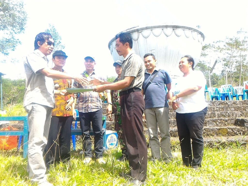 Penyerahan bibit secara simbolik oleh Direktur Yayasan Javlec Indonesia kepada Wakil Desa Balerante