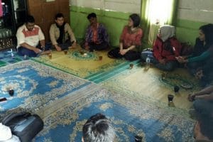 Pengurus USAID Lestari dan Javlec Indonesia saat bersilaturahmi sekaligus diskusi potensi desa bersama Kepdes Agusen (Foto: Supri Ariu)