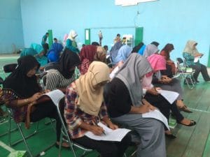 Peserta sedang mengerjakan pre-test