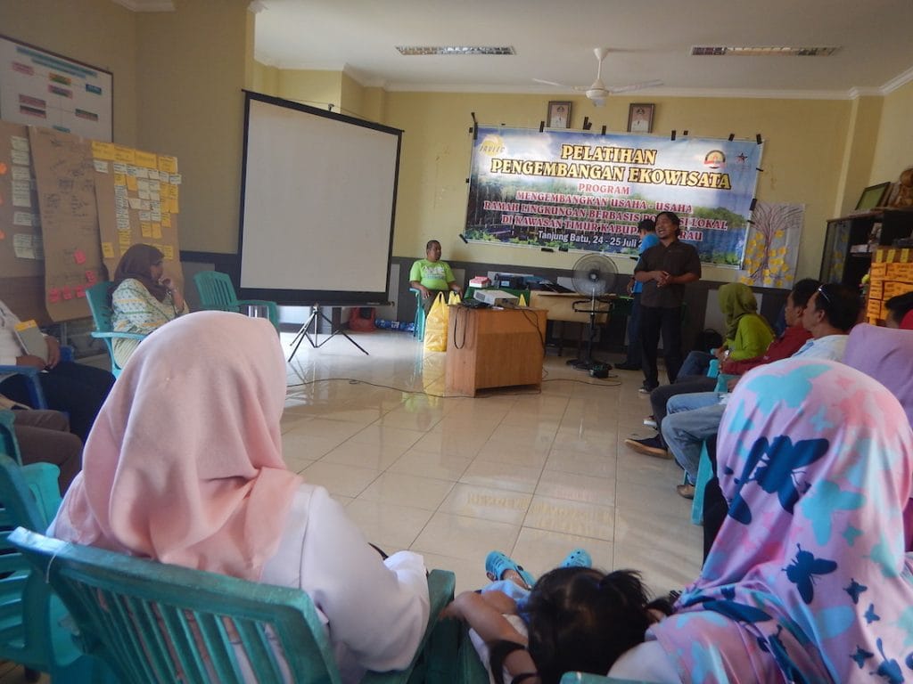 Pelatihan Ekowisata untuk Mendukung Pengelolaan Ekowisata di Tanjung Batu dan Semanting Pelatihan Ekowisata untuk Mendukung Pengelolaan Ekowisata di Tanjung Batu dan Semanting